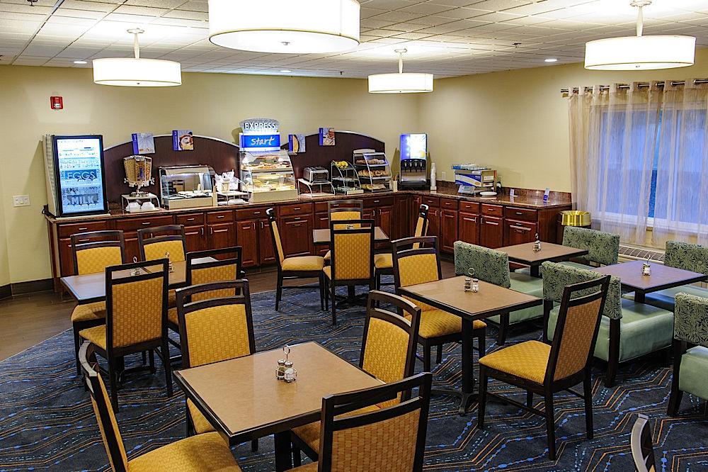 Holiday Inn Express - Ludlow - Chicopee Area By Ihg Экстерьер фото